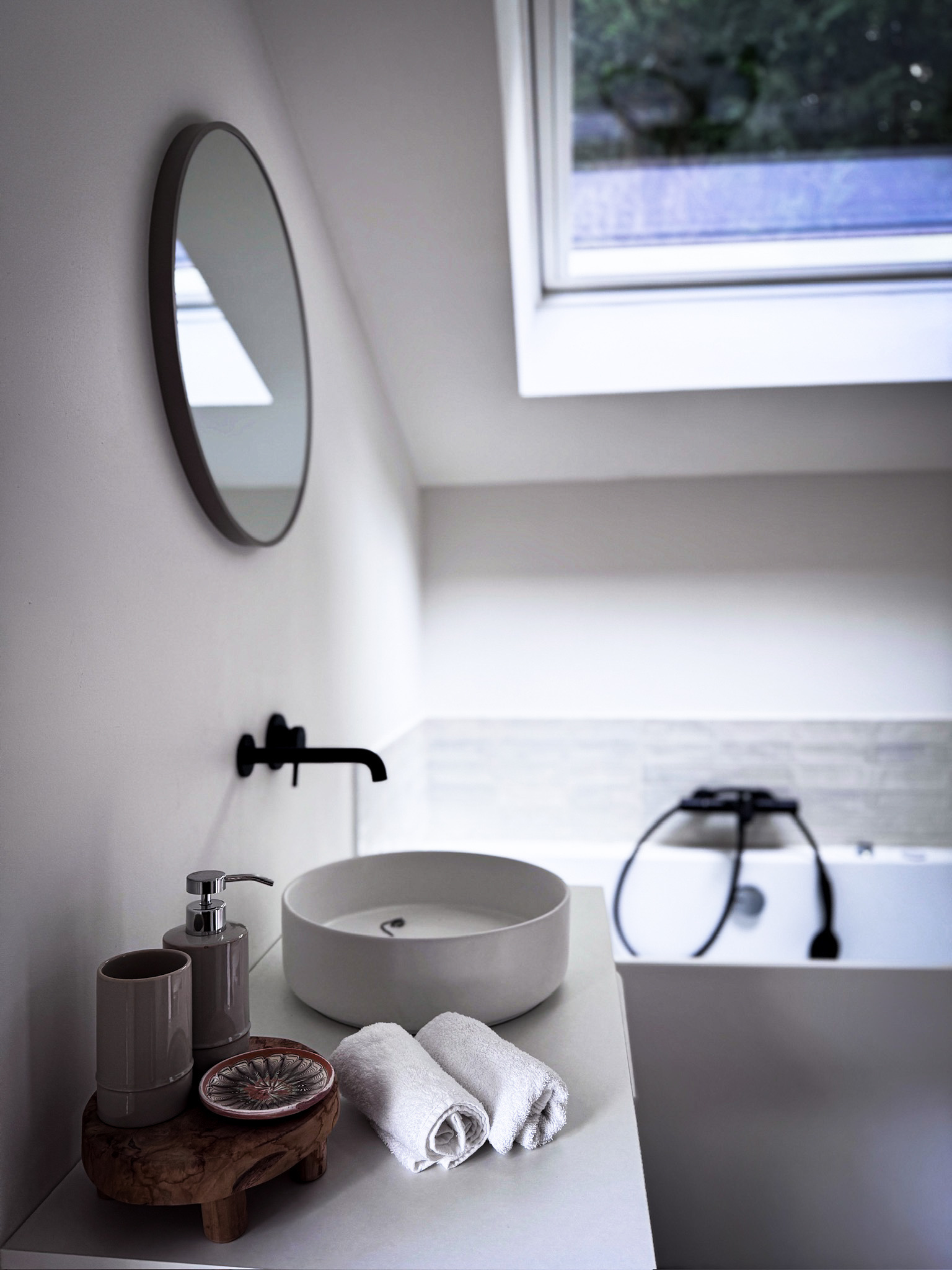 Badezimmer-Waschbecken mit Accessoires