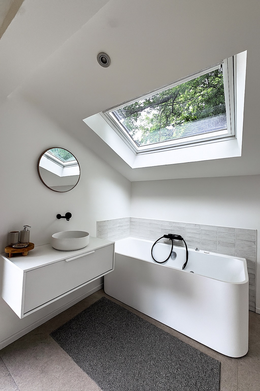 Badezimmer mit Dachfenster
