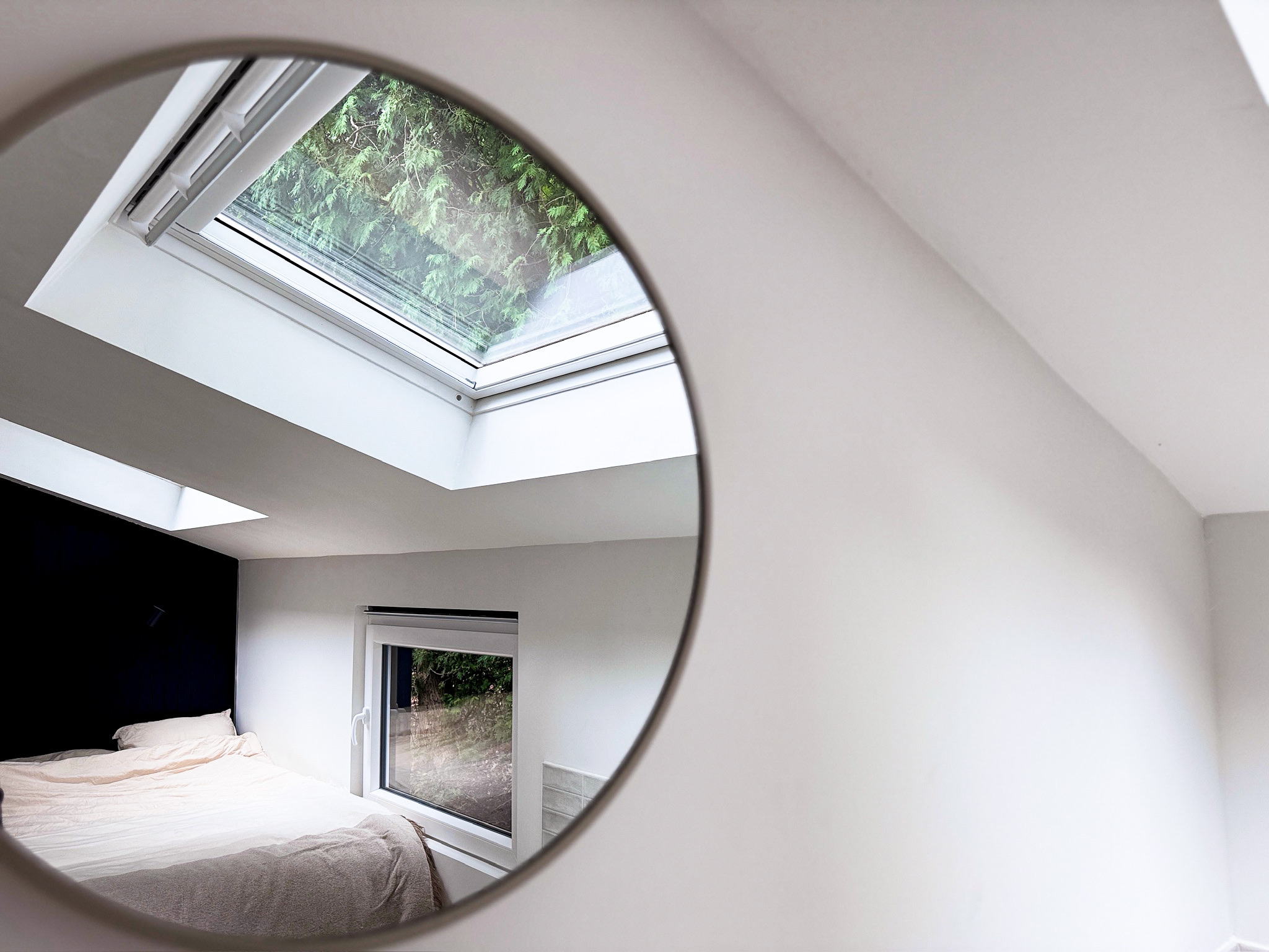 Schlafzimmerspiegel reflektiert Dachfenster