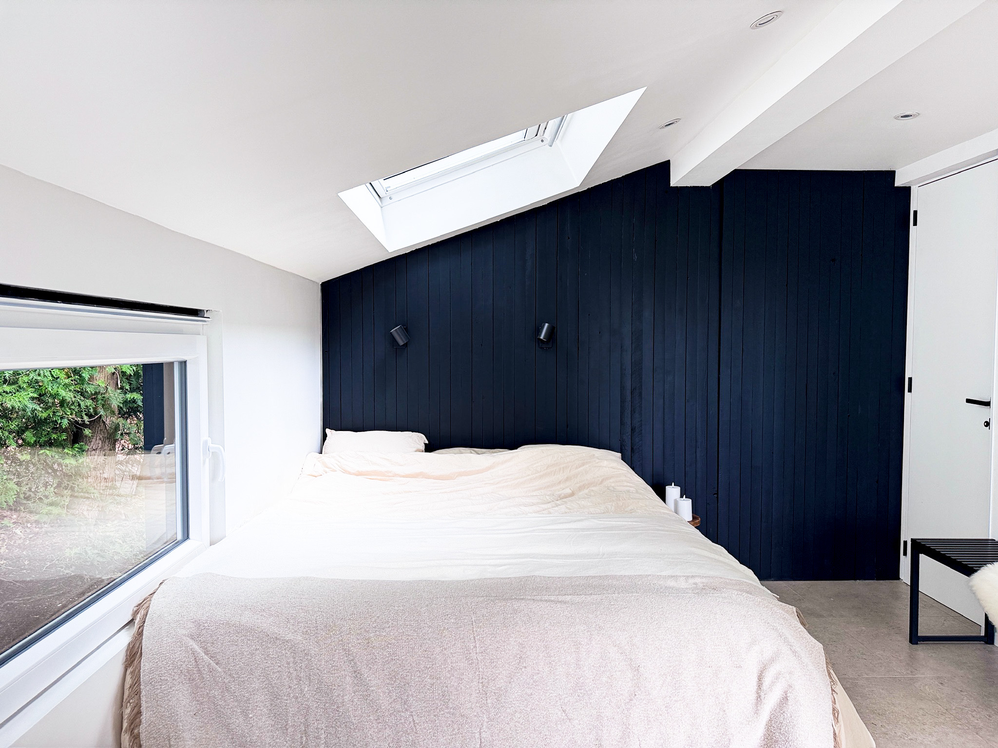 Schlafzimmer mit Dachfenster-Blick