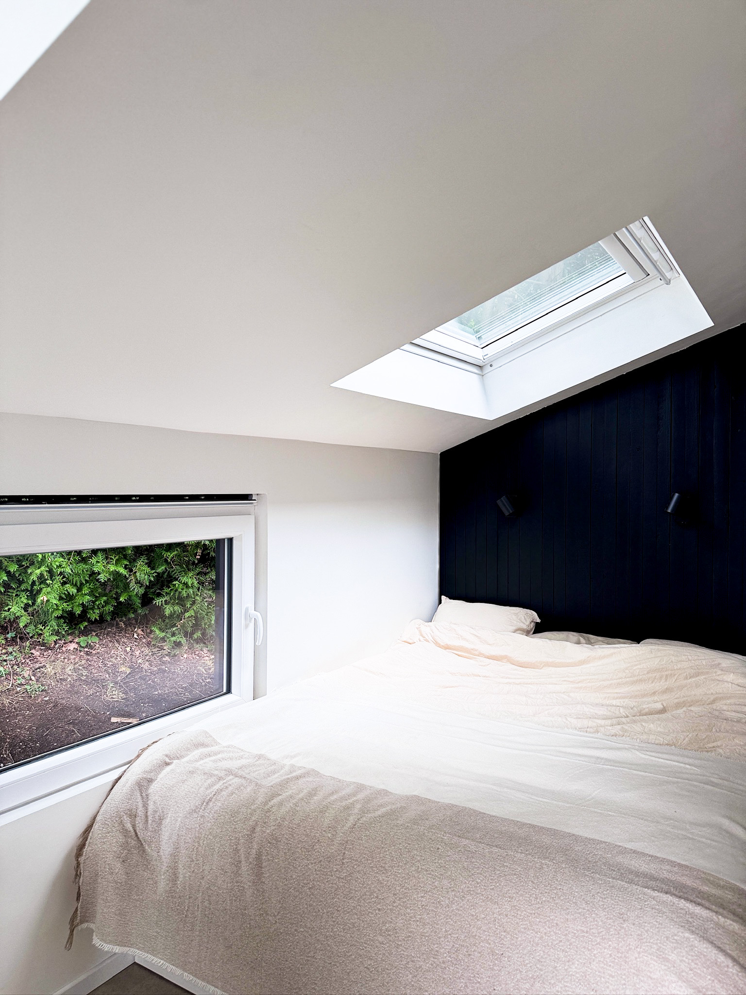 Schlafzimmer mit natürlichem Fensterlicht