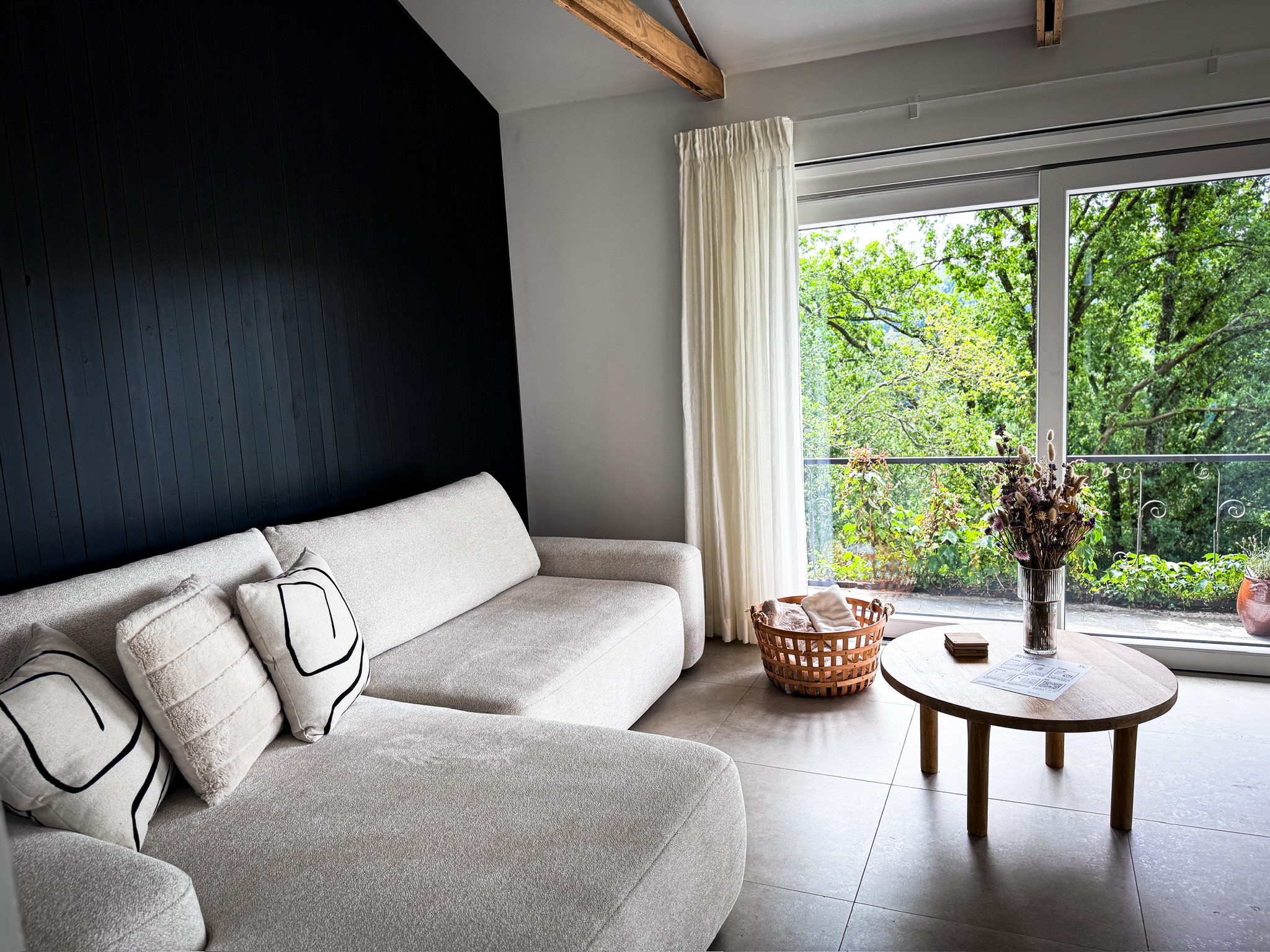 Wohnzimmersofa mit Terrassenblick